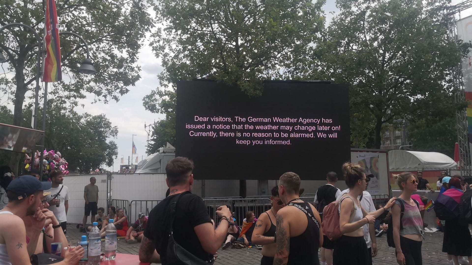 Große Videowände halten die Besucher des CSD in verschiedenen Sprachen auf dem aktuellen Stand.