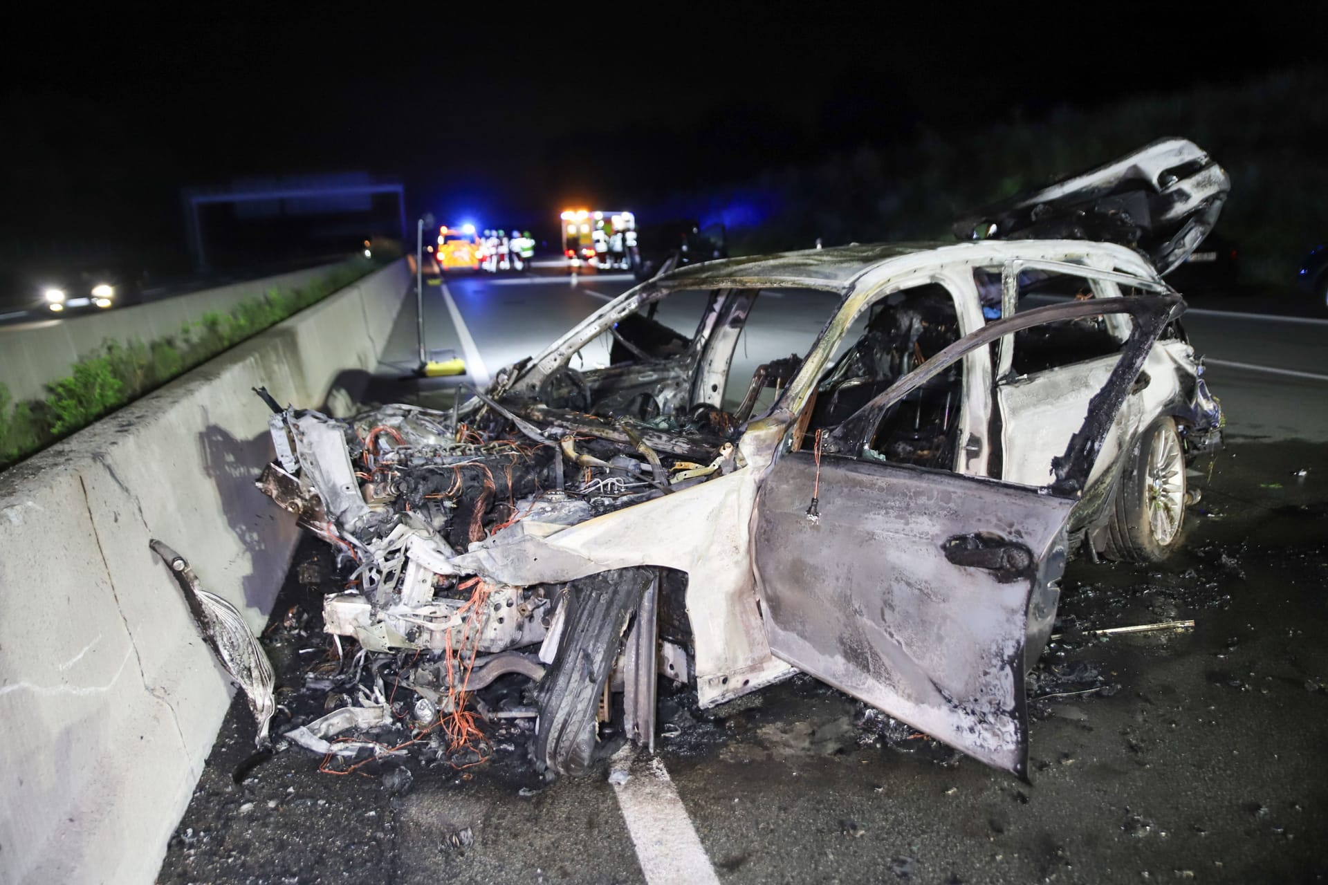 Ausgebrannter BMW auf der A7: Wohin der Fahrer verschwunden ist, ist fraglich.