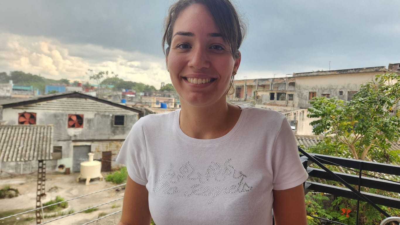 Amelia Calzadilla steht auf dem Balkon ihrer Wohnung in der kubanischen Hauptstadt. Die 32-jährige dreifache Mutter arbeitete früher als Fremdenführerin, zuletzt prangerte sie in Facebook-Videos Missstände auf Kuba an.
