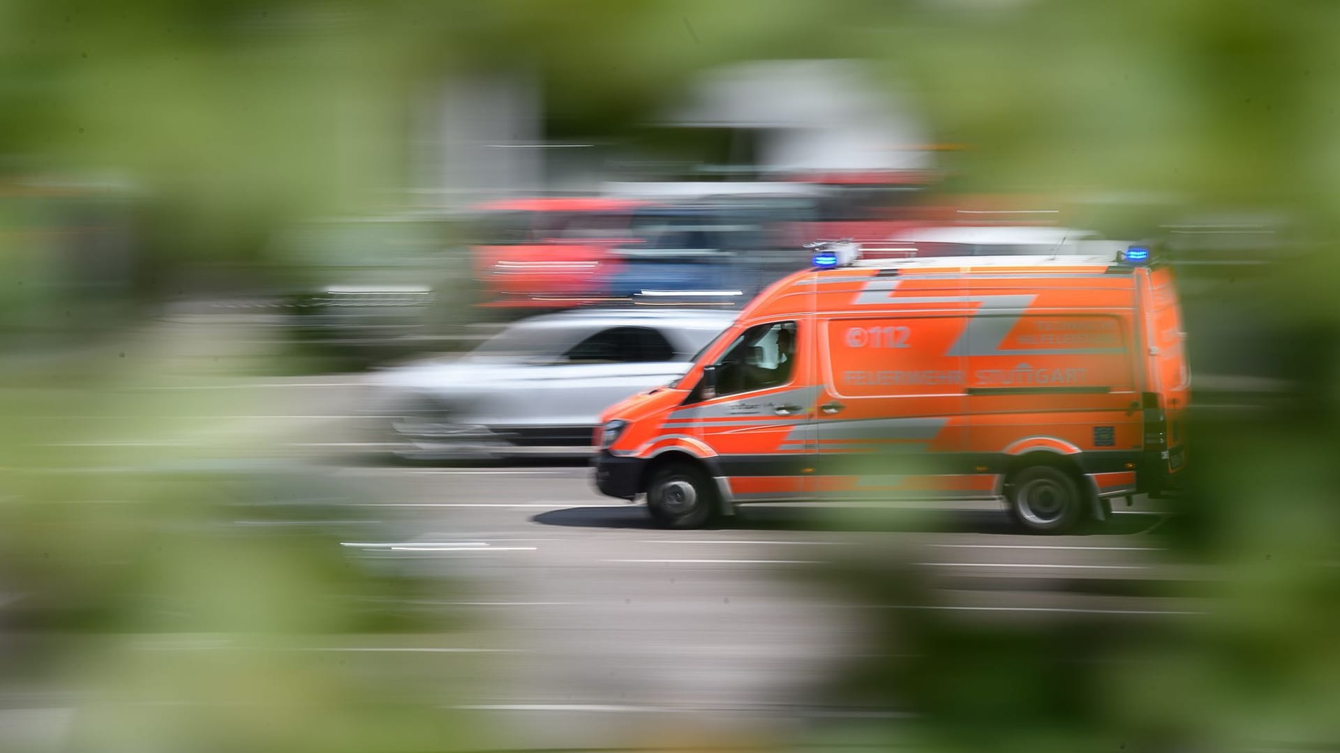 Ein Rettungswagen fährt zu einem Einsatz