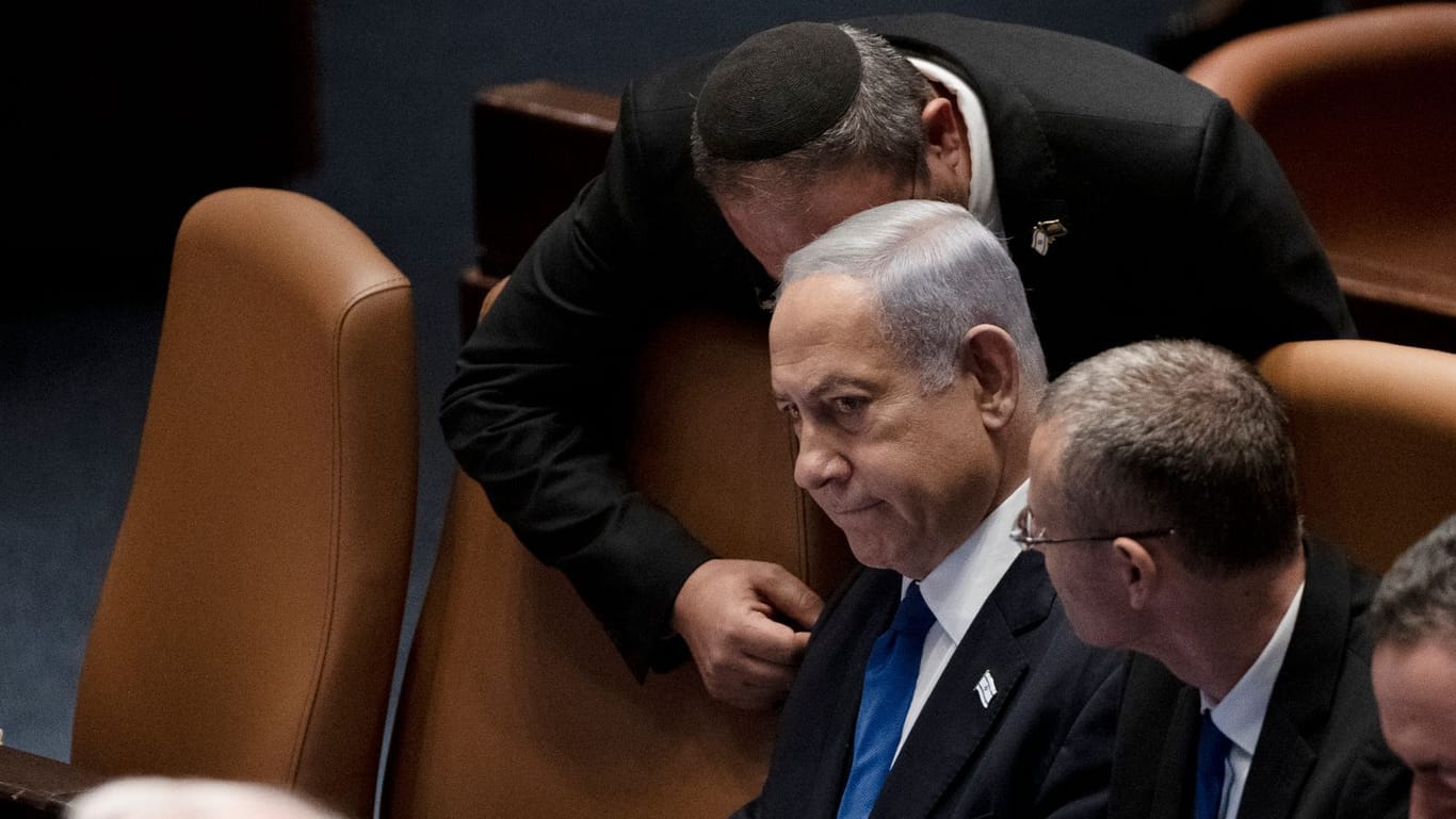 Benjamin Netanjahu in der Knesset: Der Ministerpräsident hatte erst am Montagmorgen das Krankenhaus nach einer Herzoperation verlassen.