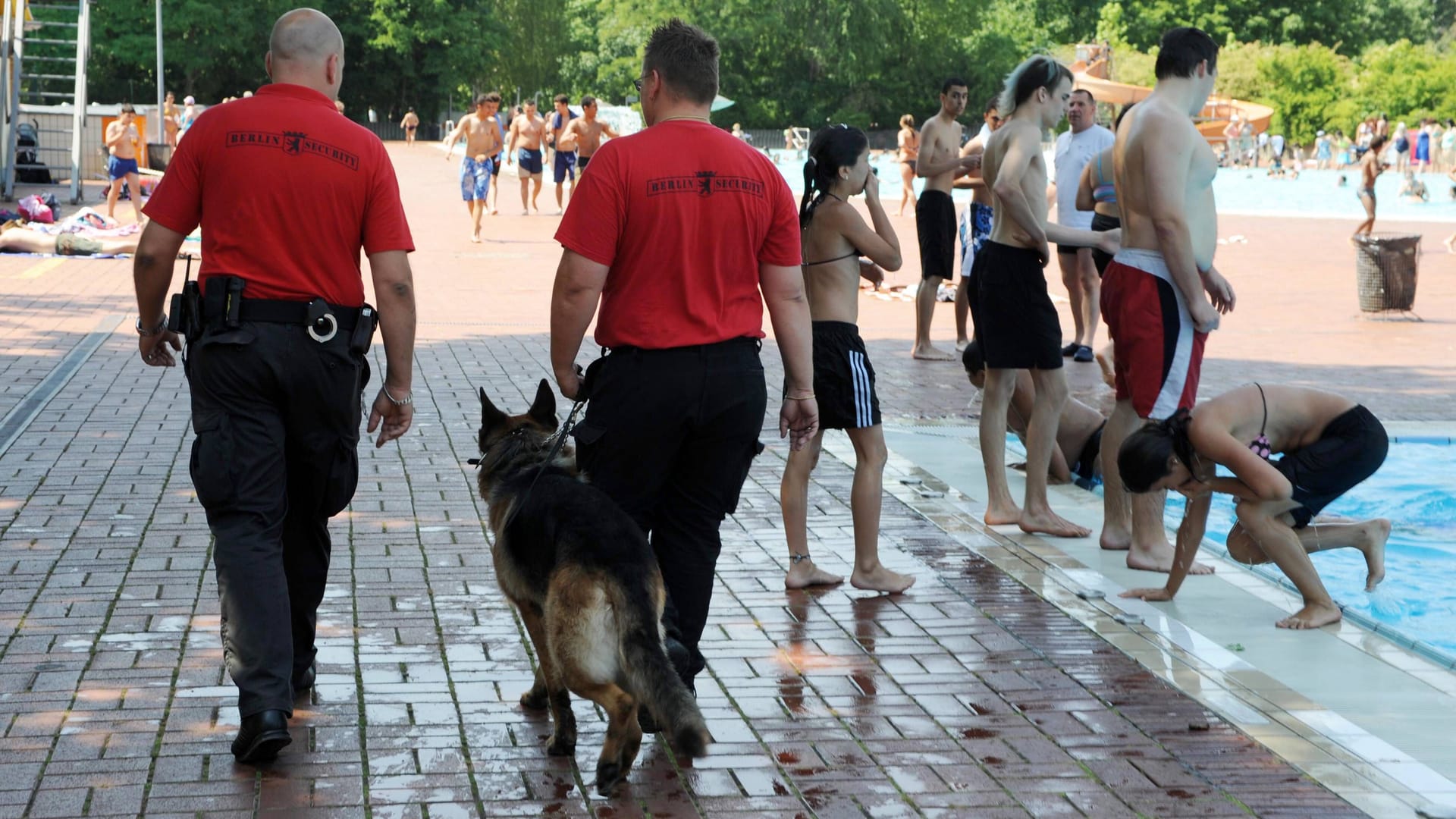 Sicherheitsdienst im Freibad (Archivbild): Im Prinzenbad in Berlin hat es eine Schlägerei gegeben.