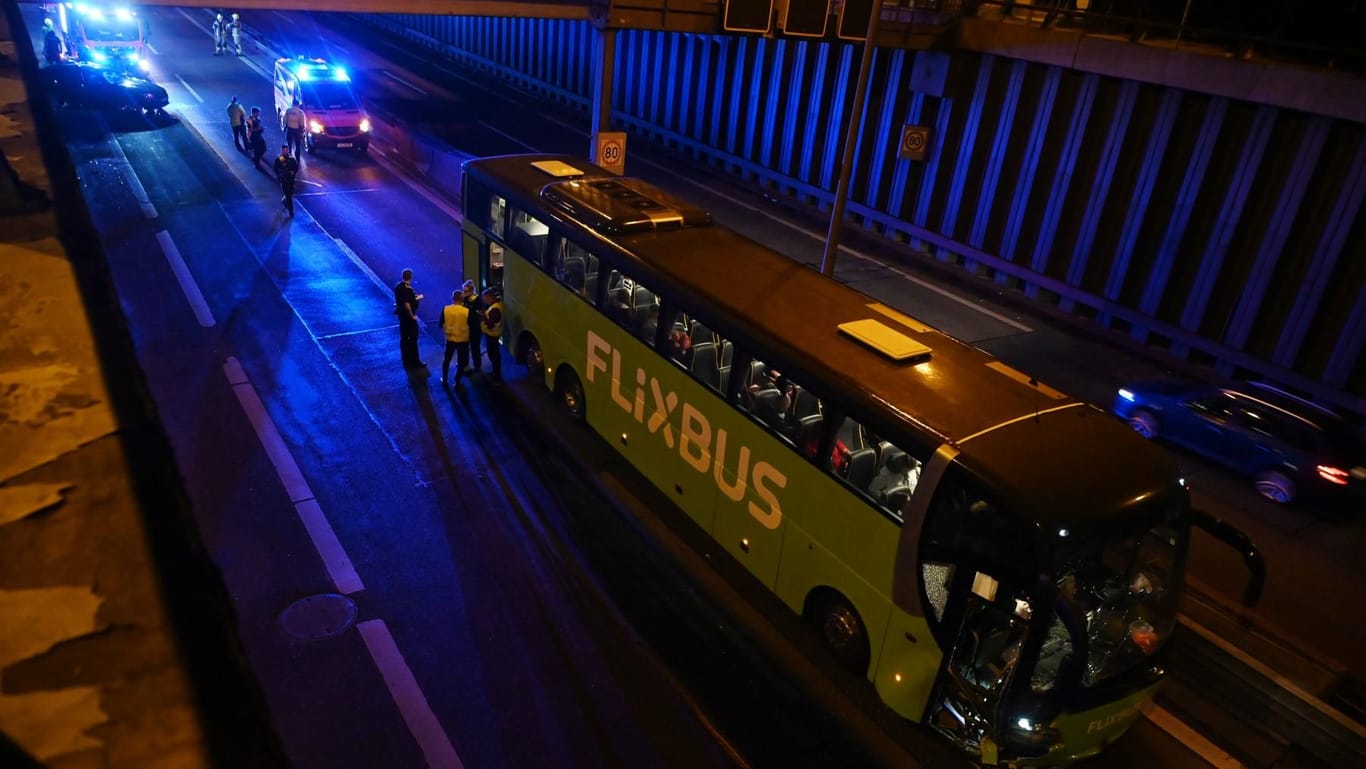 Ein Flixbus und ein Pkw sind auf der A111 in einen Unfall verwickelt