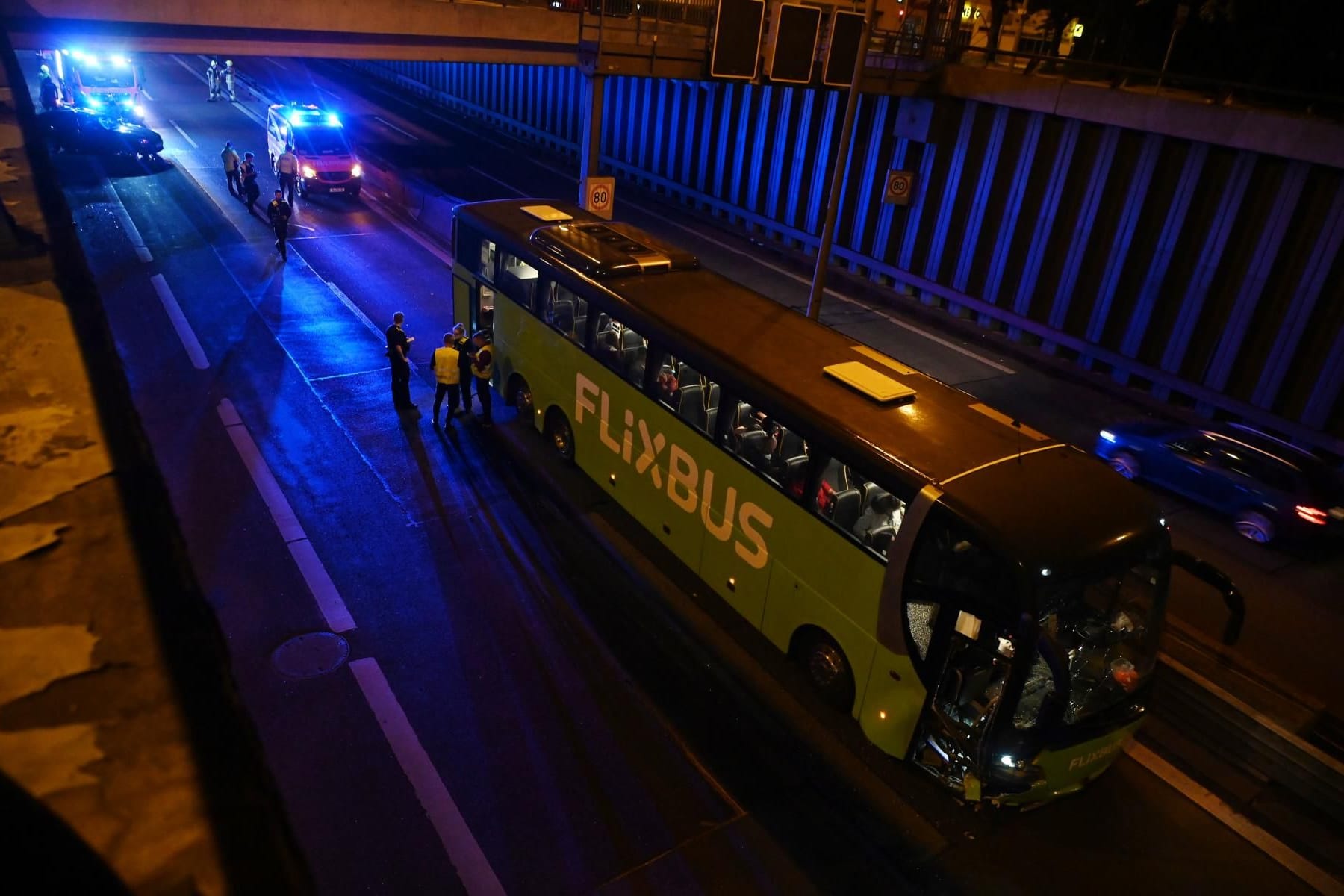 Ein Flixbus und ein Pkw sind auf der A111 in einen Unfall verwickelt