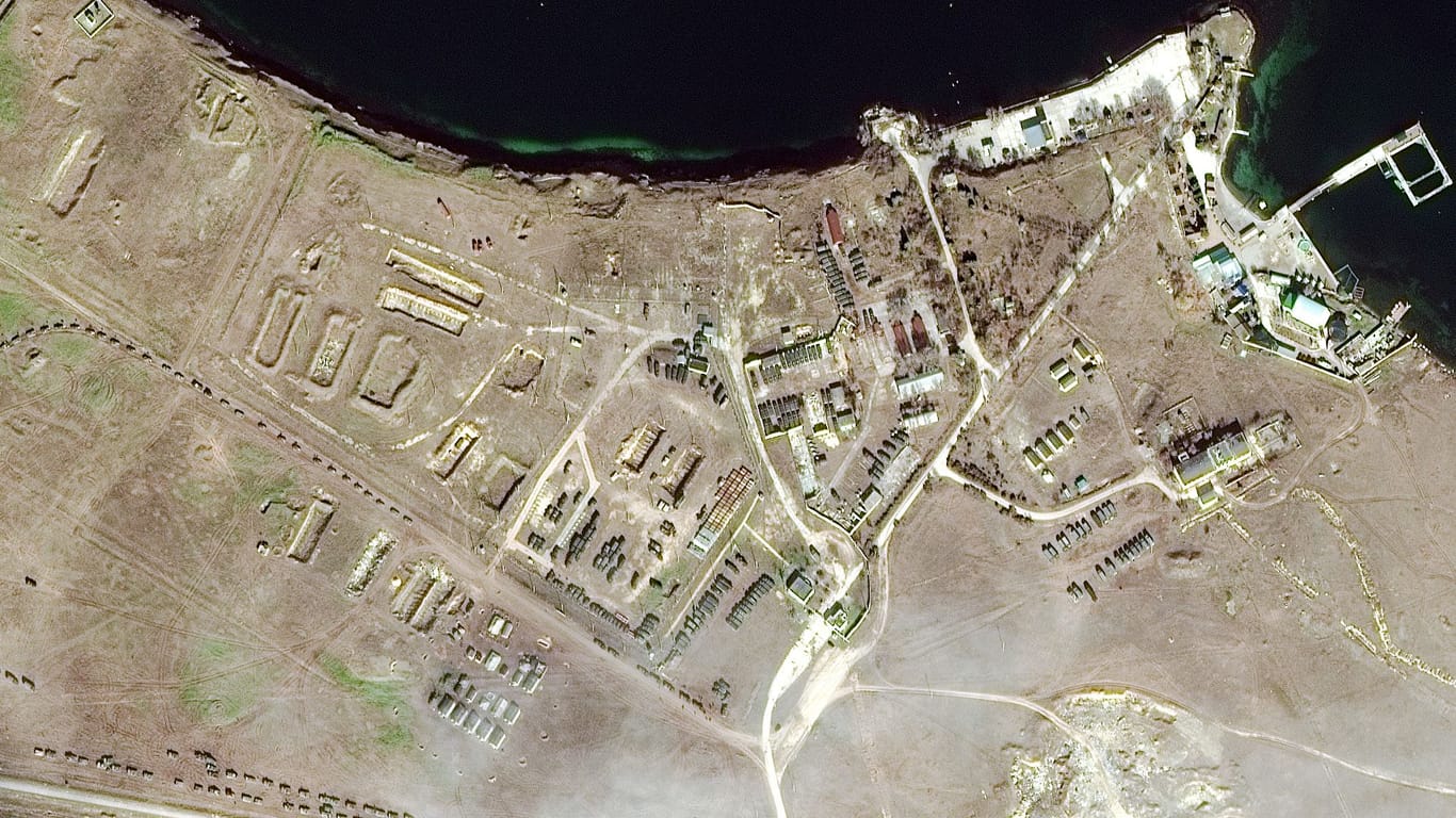 Russisches Kriegsgerät am See Donuzlaw auf der Krim auf einem Satellitenfoto: Der Kreml hat die Halbinsel zur Festung ausgebaut.