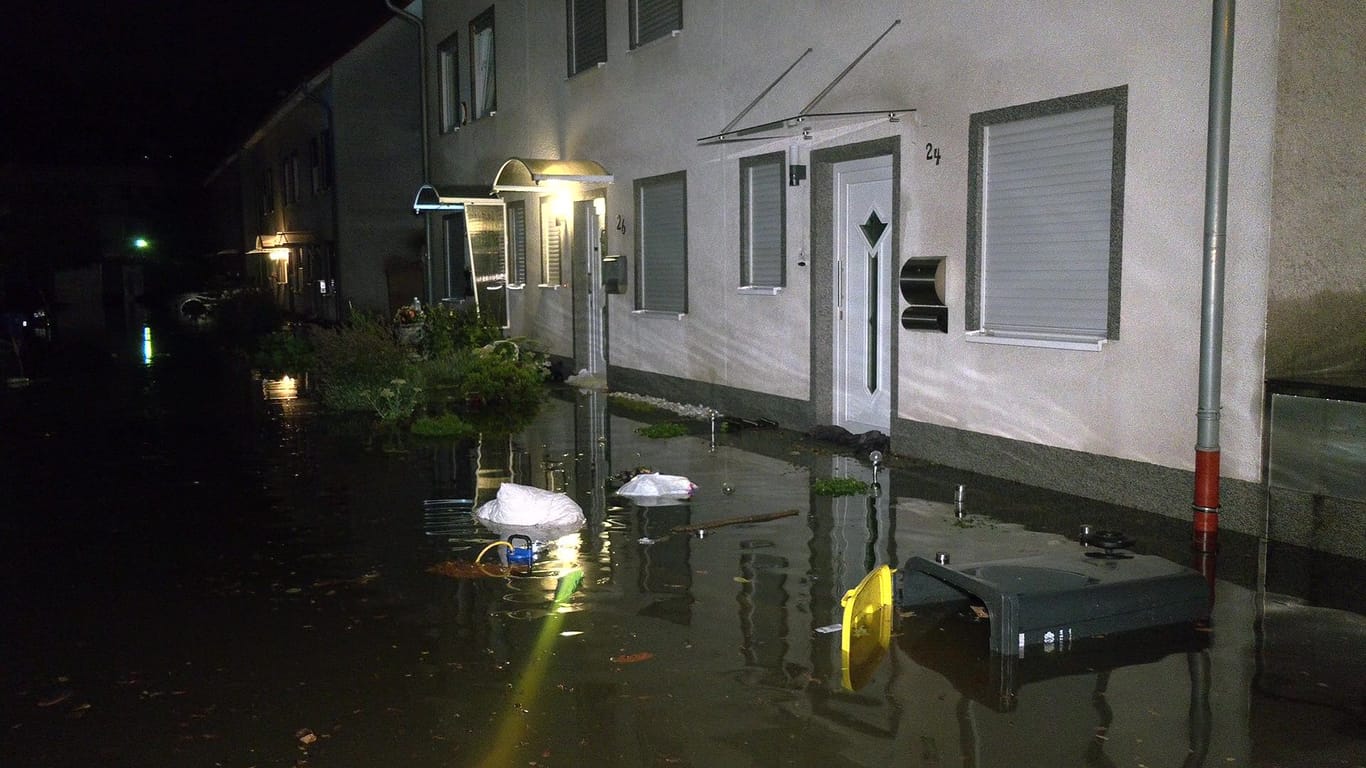 Nur noch über Umwege erreichbar: Überflutete Wohnungseingänge im Ruhrgebiet.