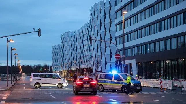 Die Zufahrt zum Parkhaus Frankfurter Flughafen ist abgesperrt.