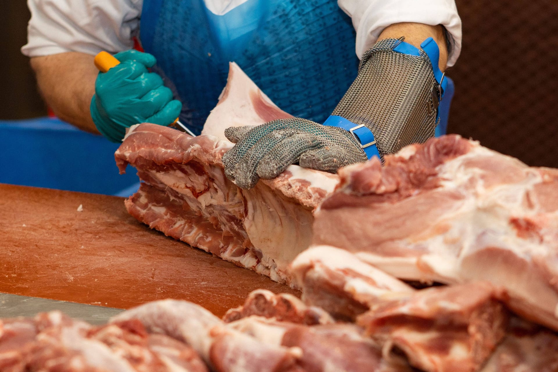 Ein Schlachter zerlegt ein Schwein (Symbolbild): Norddeutschlands älteste Fleischerei steckt in einem Insolvenzverfahren.