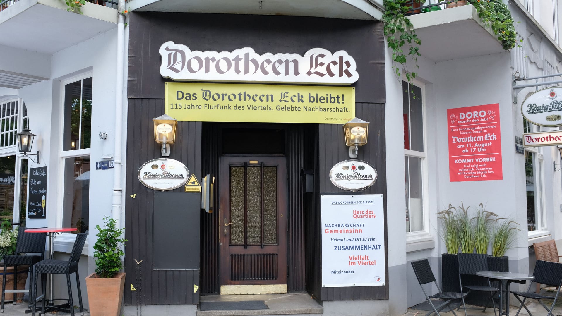 "Herz des Quartiers": Schilder zeigen Protest der Stammgäste, die das "Dorotheen Eck" erhalten wollen. "Herz des Quartiers": Schilder zeigen Protest der Stammgäste, die das "Dorotheen Eck" erhalten wollen.