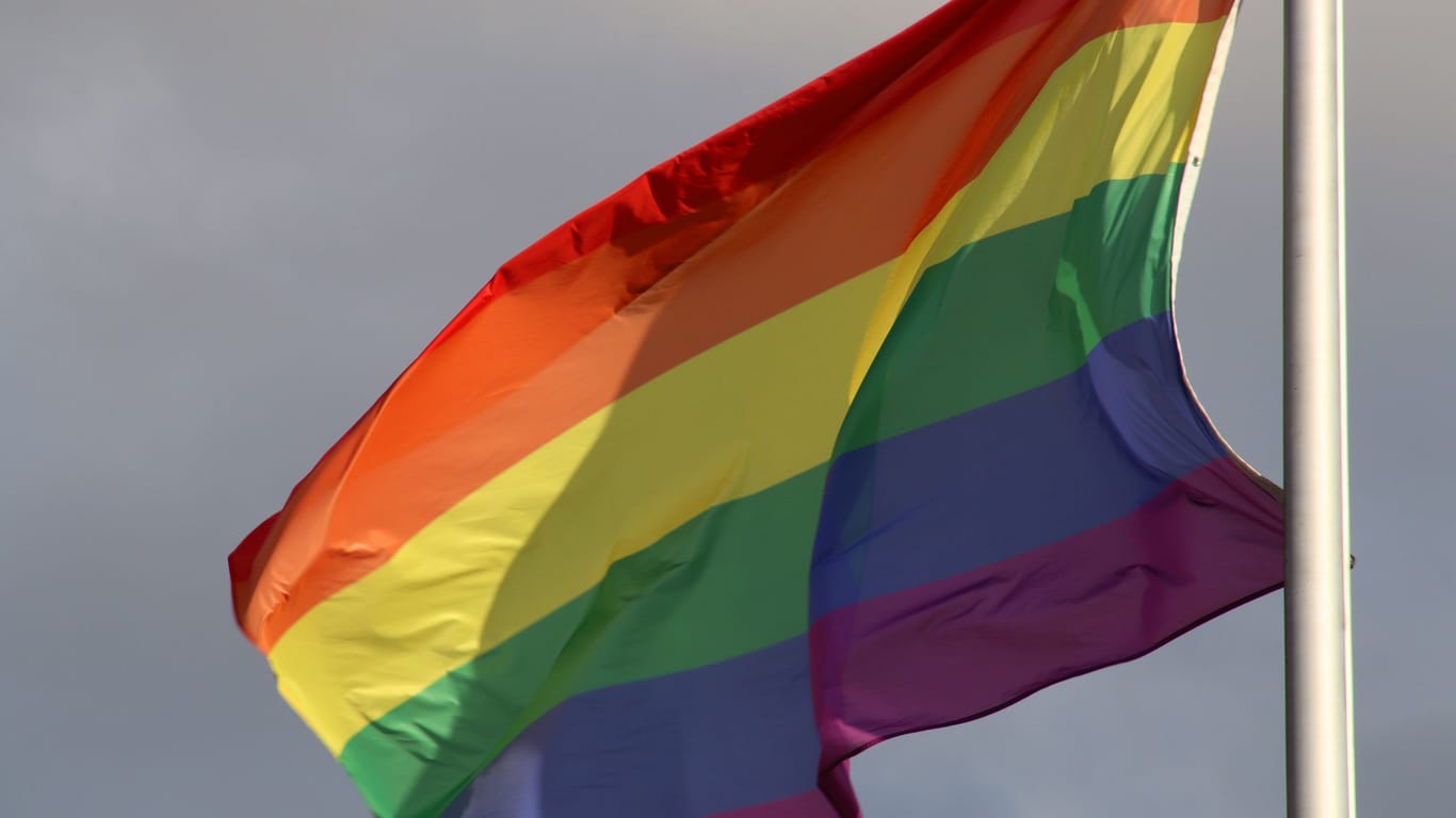Die Regenbogenfahne (Archivbild): Sie steht für Vielfalt und Offenheit.