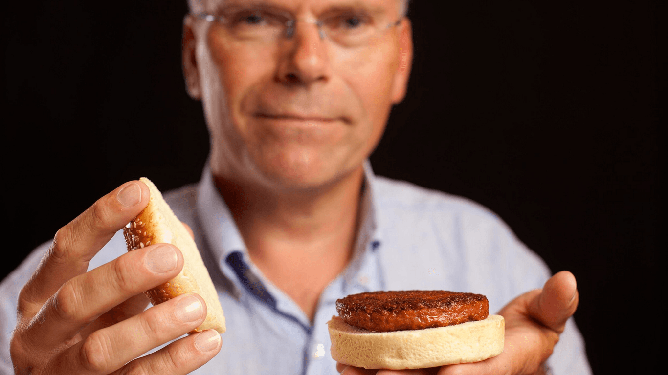 Forscher Mark Post präsentiert den weltweit ersten Labor-Burger im Jahr 2013 (Archivbild): Damals lagen die Produktionskosten bei rund 250.000 Euro. Inzwischen geht es deutlich günstiger.