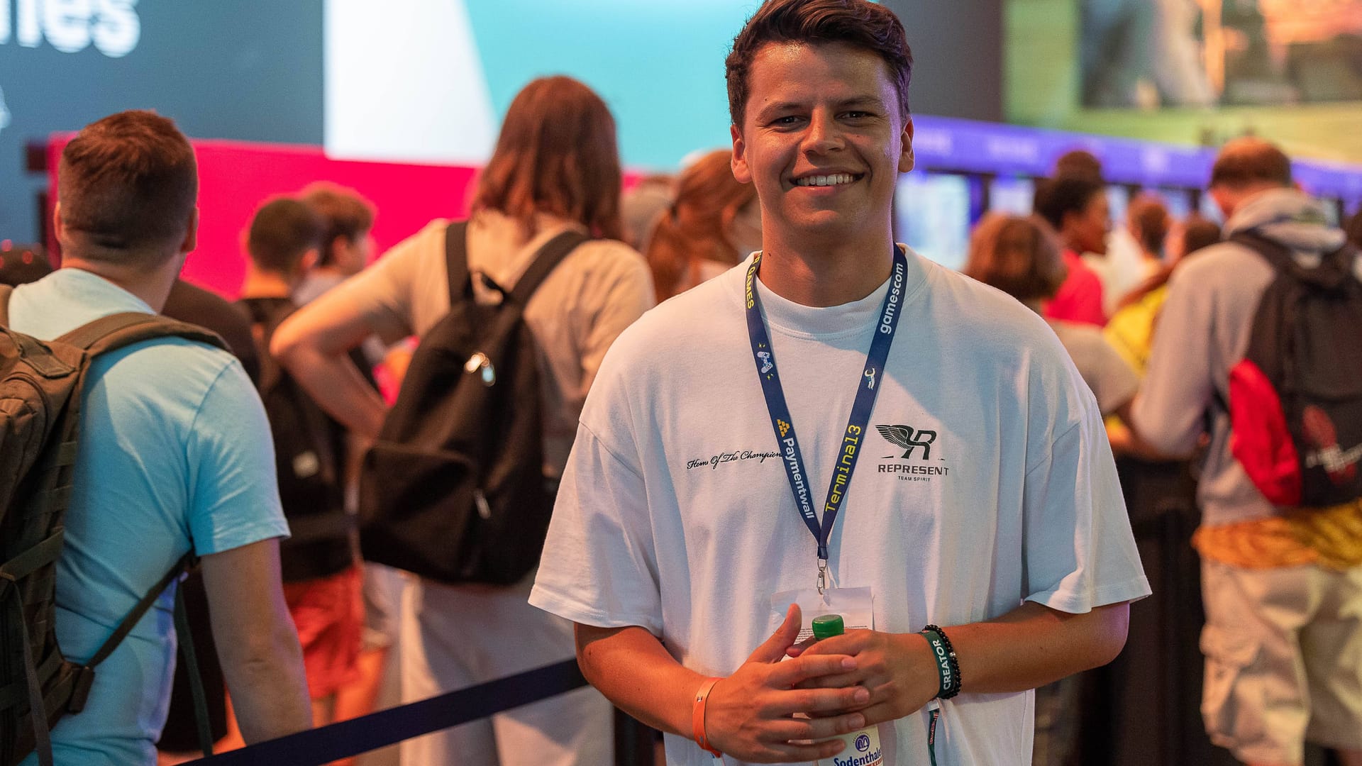 Der deutsche Influencer Paul Luca Fischer (paulomuc) vor dem Tiktok-Stand auf der Gamescom 2022.