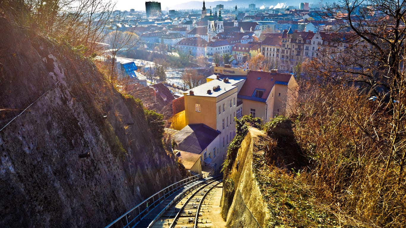 Graz: Wer mit der Schlossbergbahn fährt, kann einen besonderen Blick auf die Stadt ergattern.
