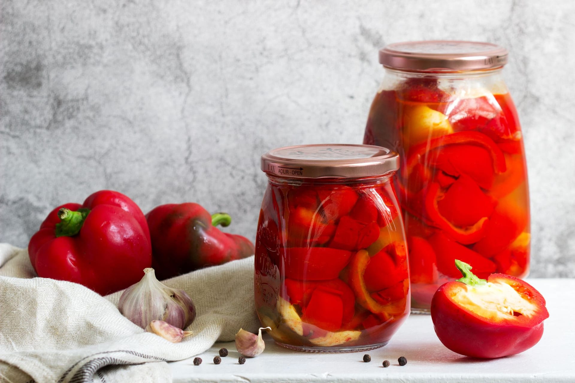 Eingekochte Paprika lassen sich hervorragend mit anderen Gemüsesorten kombinieren.