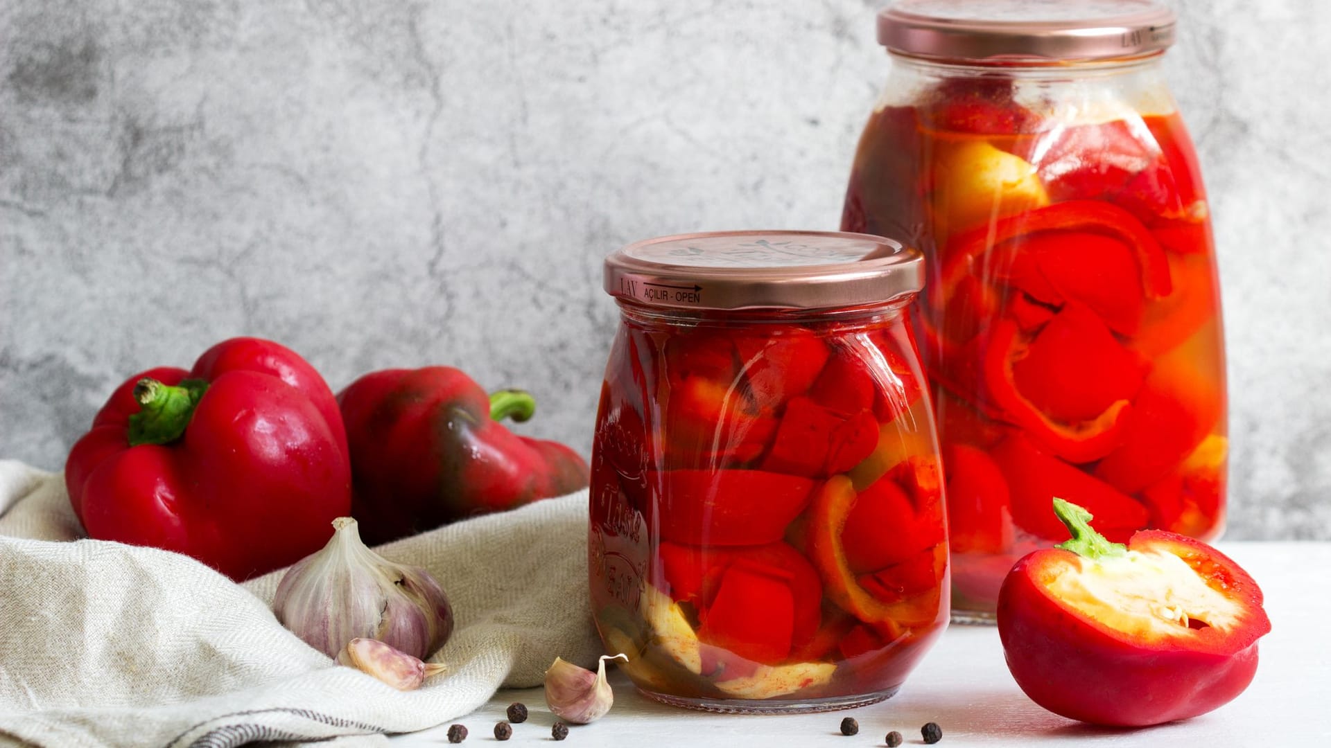 Eingekochte Paprika lassen sich hervorragend mit anderen Gemüsesorten kombinieren.