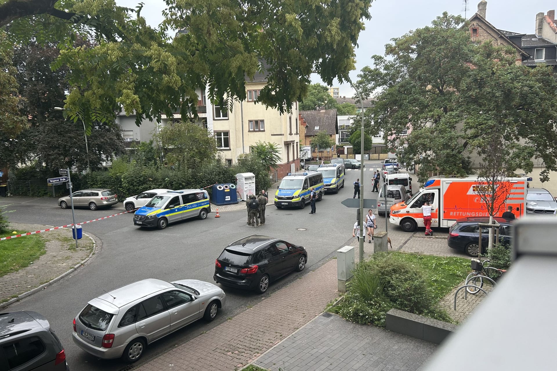 SEK-Einsatz in Frankfurt-Fechenheim: Die Straßen wurden weiträumig abgesperrt.