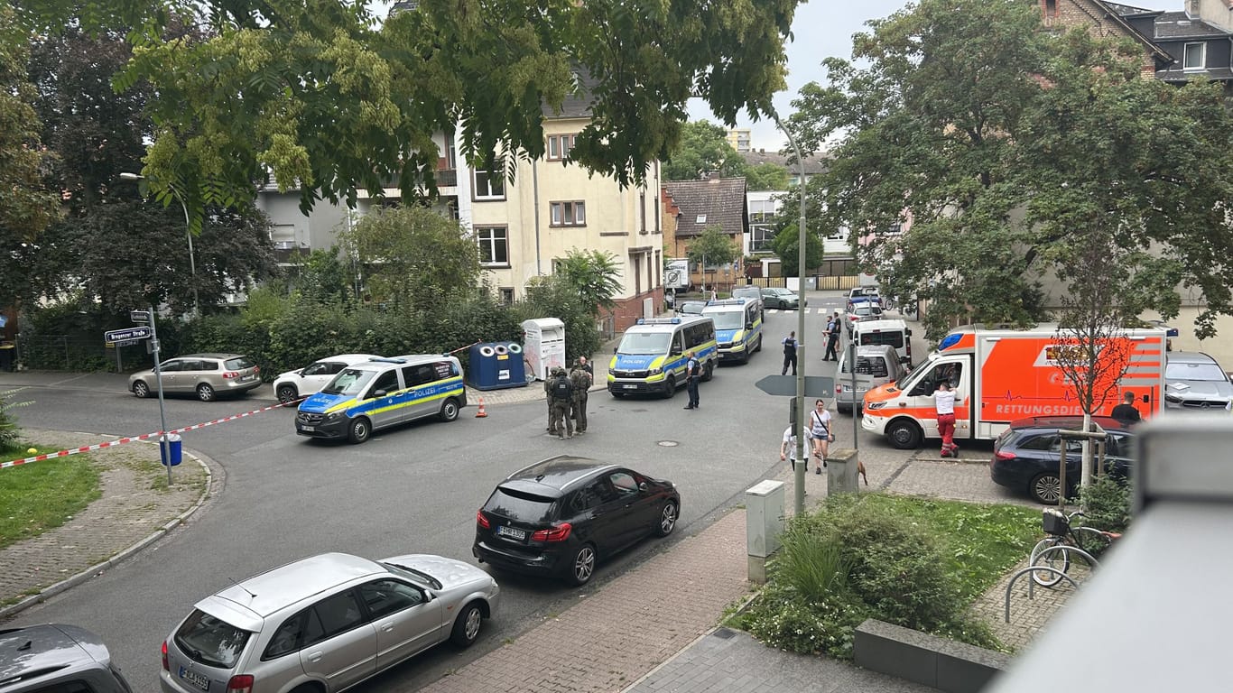 SEK-Einsatz in Frankfurt-Fechenheim: Die Straßen wurden weiträumig abgesperrt.
