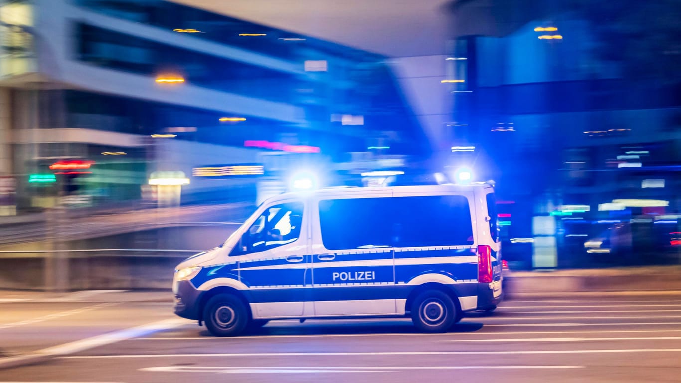 Polizeifahrzeug mit Blaulicht in Stuttgart (Symbolfoto): Der Fund einer Toten beschäftigt die Kriminalpolizei.