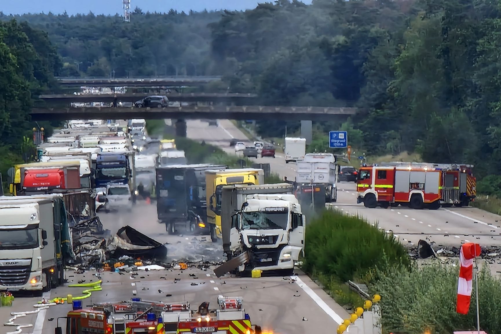 LKW stehen an einer Unfallstelle in Theeßen nach der Explosion mehrerer Gasflaschen: Es explodierten wohl Behälter mit Lachgas.