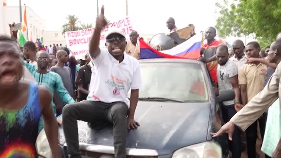 Demonstranten im Niger (Archivbild): Die Lage ist nach einem Militärputsch noch immer instabil.