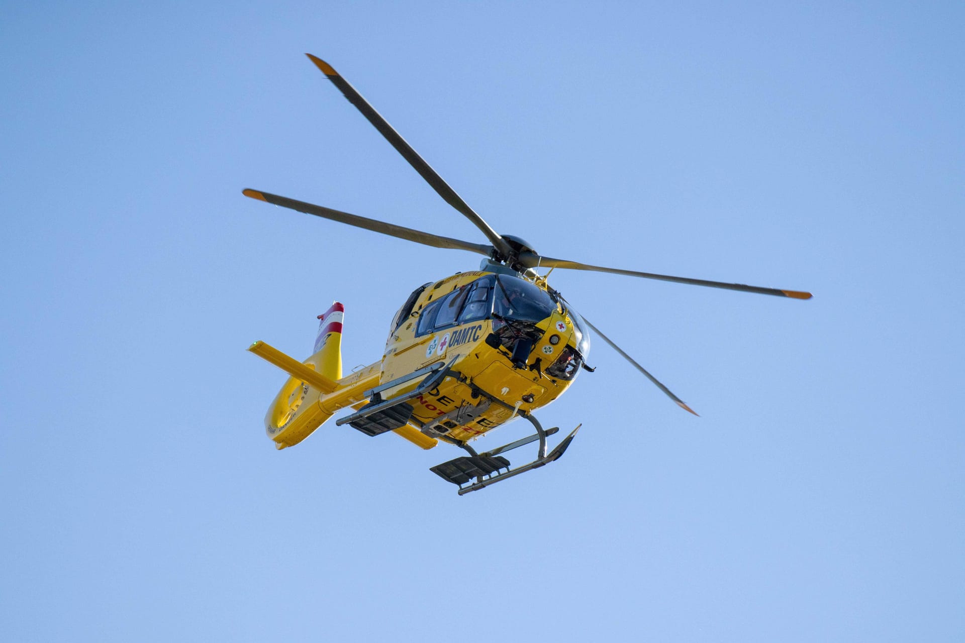 Rettungshubschrauber (Symbolbild): In Bayern wurde eine Dreijährige in ein Krankenhaus geflogen, nachdem sie angefahren wurde.