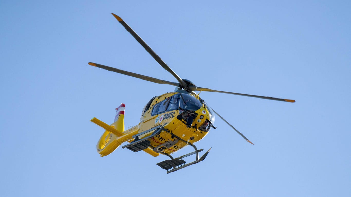 Rettungshubschrauber (Symbolbild): In Bayern wurde eine Dreijährige in ein Krankenhaus geflogen, nachdem sie angefahren wurde.
