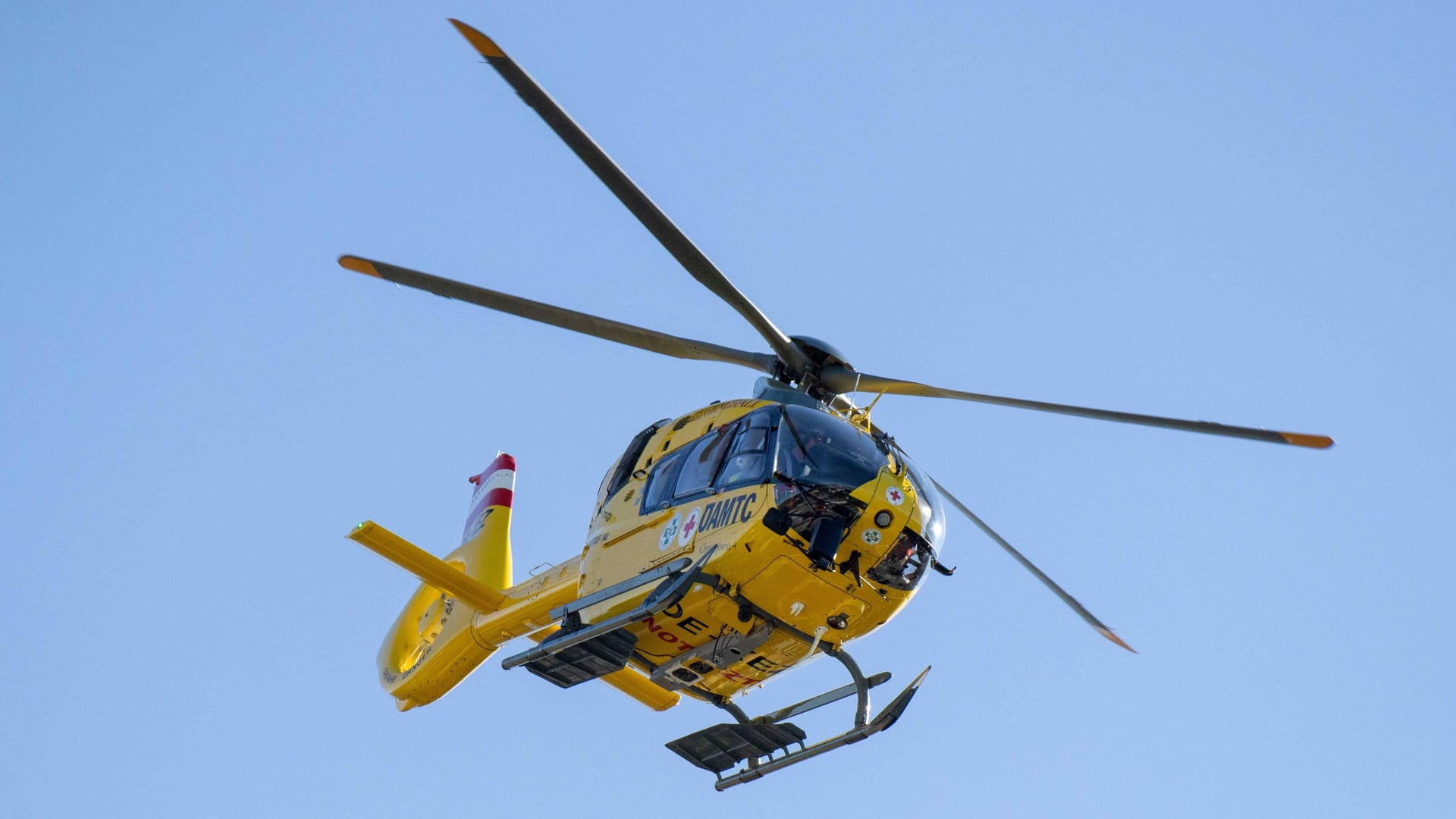 Rettungshubschrauber (Symbolbild): In Bayern wurde eine Dreijährige in ein Krankenhaus geflogen, nachdem sie angefahren wurde.