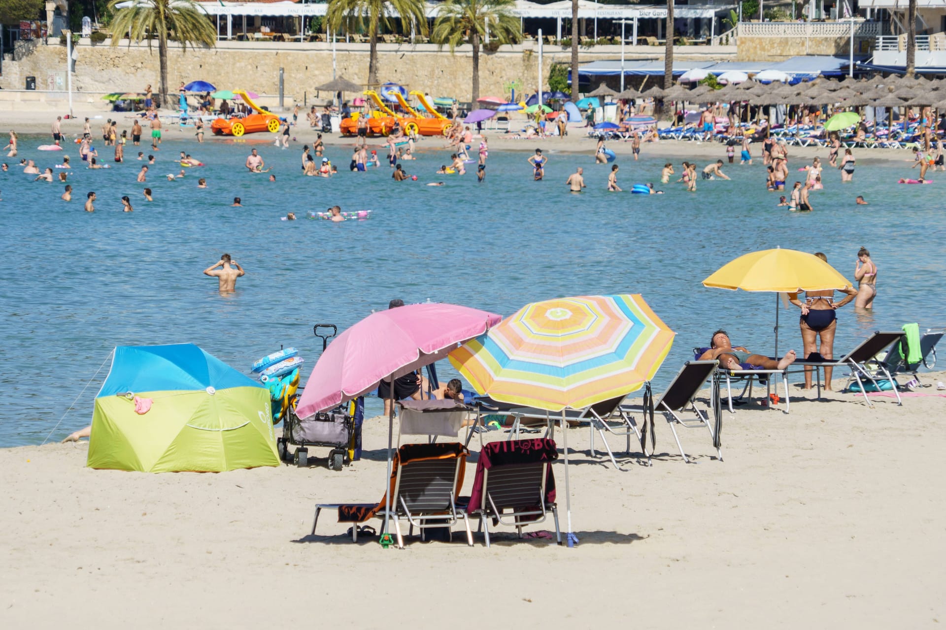 Achtung Quallen: Mitten in der Hauptsaison verunsichern Warnschilder Touristen auf der Urlaubsinsel.