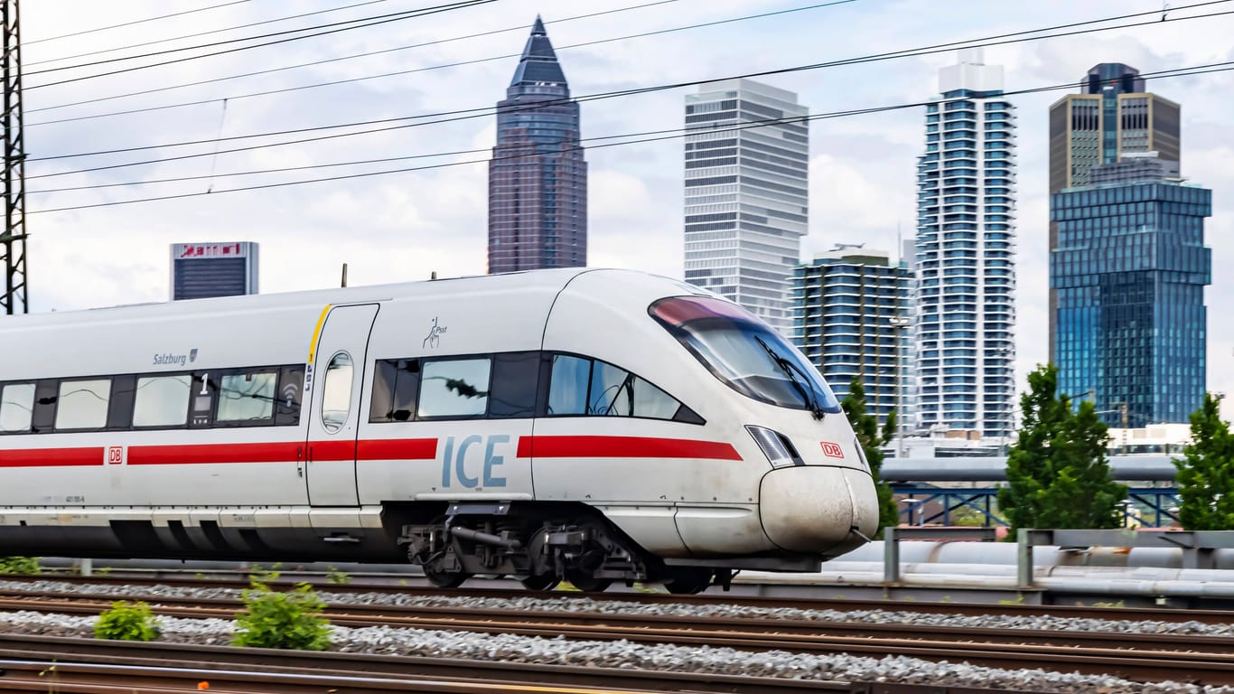 ICE in Frankfurt (Archivbild): Verkehrsminister Wissing erwartet Ende 2024 Fortschritte in Sachen Pünktlichkeit bei der Bahn.