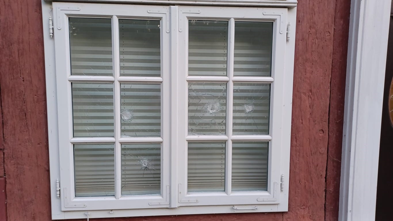 Eines der Fenster, die mehrfach beschädigt wurden.