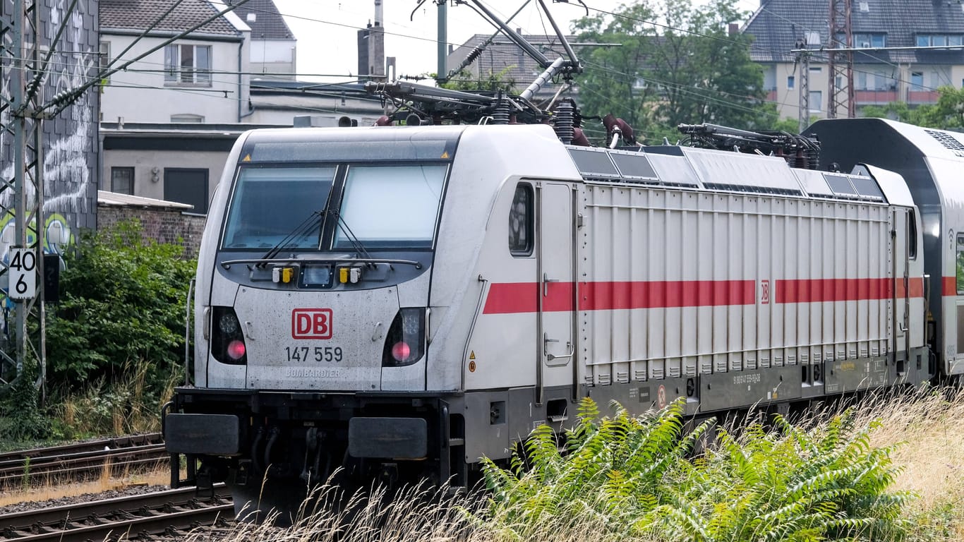 Bahn fährt in Düsseldorf ein (Symbolfoto): Ein Reisender musste in Düsseldorf in Gewahrsam genommen werden.
