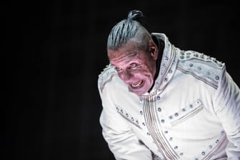 Till Lindemann, FrontsΓ€nger der Band Rammstein (Archivbild): Zahlreiche Frauen werfen ihm sexualisierte Gewalt vor. Till Lindemann, FrontsΓ€nger der Band Rammstein (Archivbild): Zahlreiche Frauen werfen ihm sexualisierte Gewalt vor.