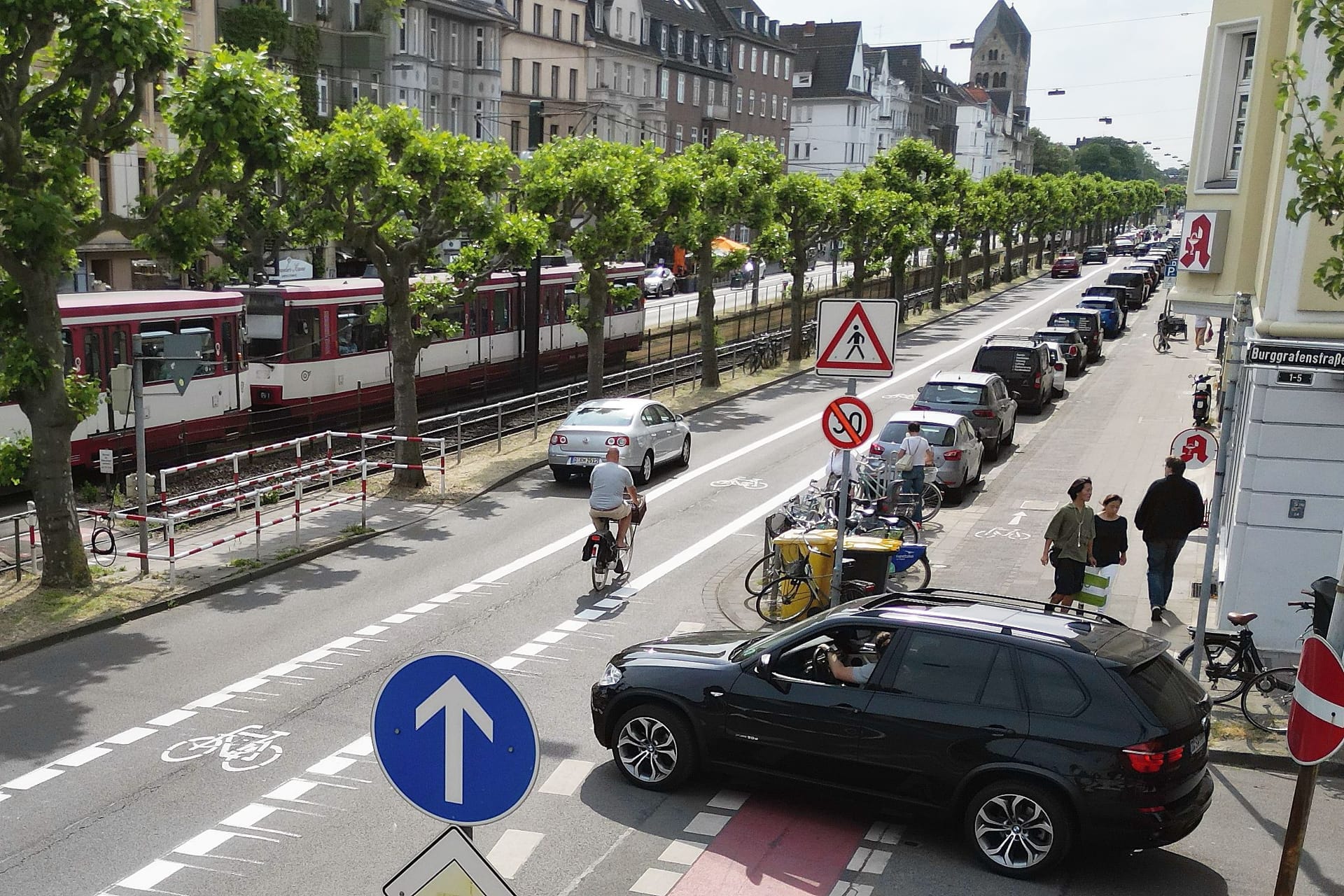 Die Luegallee im linksrheinischen Düsseldorf (Archivbild): Seit Juni läuft hier die Testphase.