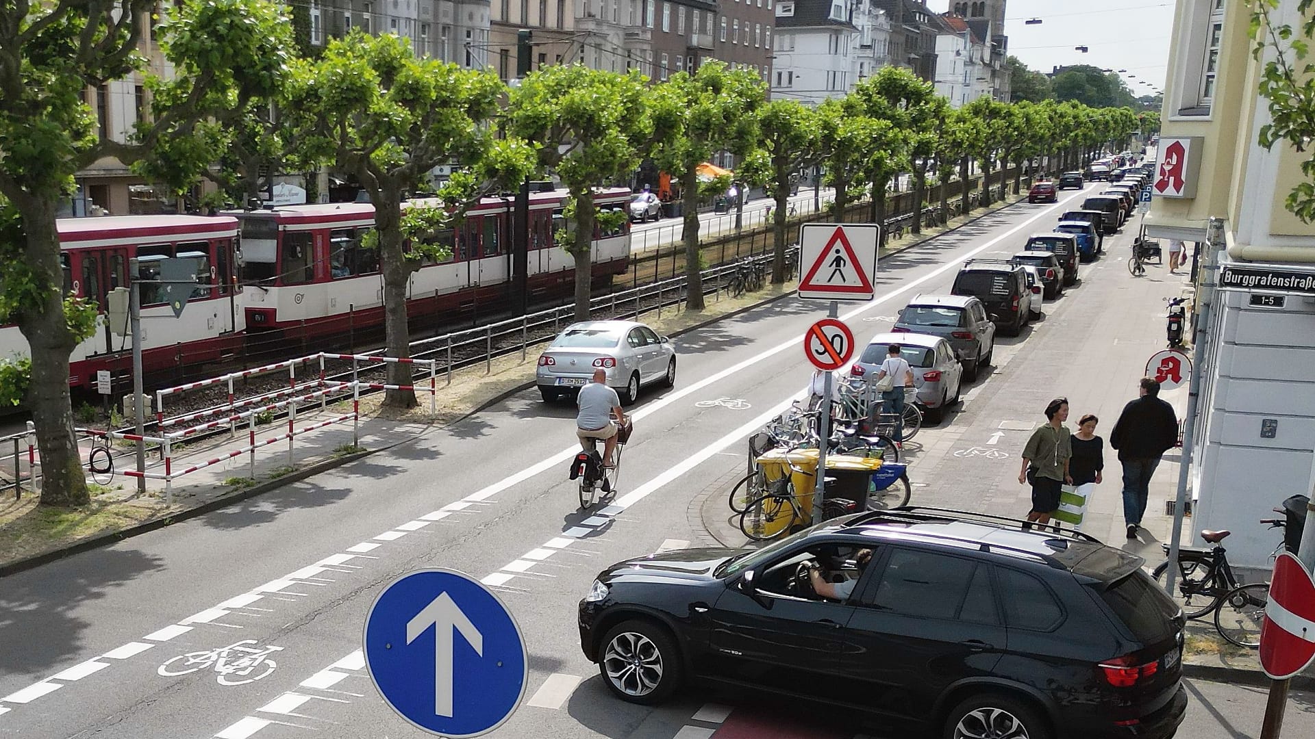 Die Luegallee im linksrheinischen Düsseldorf (Archivbild): Seit Juni läuft hier die Testphase.