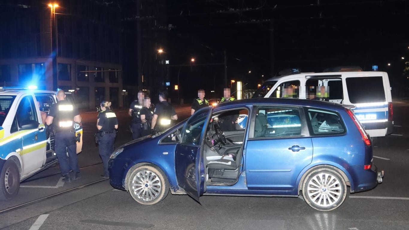 Das Auto auf der stark befahrenen Kreuzung: Ein vorbeifahrender Passant alarmierte die Polizei.