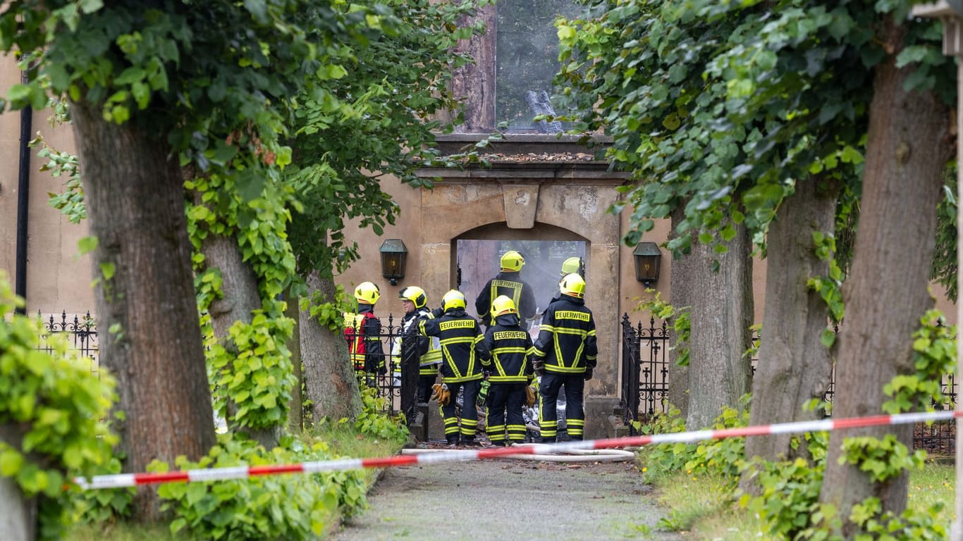 Feuerwehrleute sind an der Stelle der brennenden Stadtkirche im Einsatz. Die evangelische Stadtkirche im sächsischen Großröhrsdorf ist durch ein Feuer in großen Teilen zerstört worden.