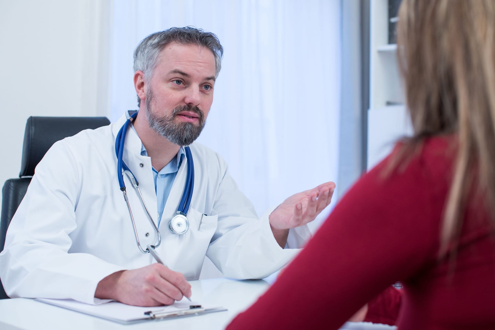 Arzt spricht mit einer Patientin (Symbolbild): Auch bei längerer Krankheit bekommen gesetzlich Versicherte finanzielle Unterstützung.