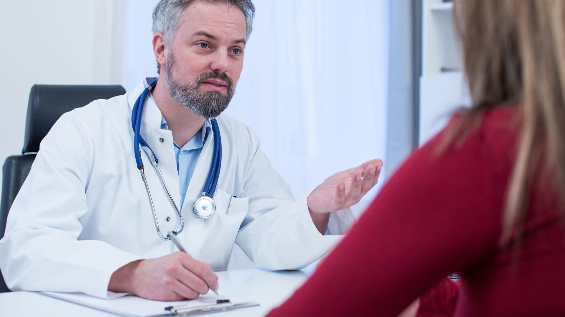 Arzt spricht mit einer Patientin (Symbolbild): Auch bei längerer Krankheit bekommen gesetzlich Versicherte finanzielle Unterstützung.