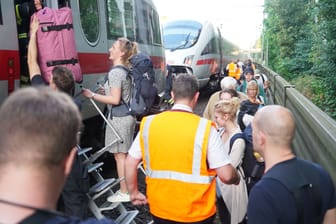 Evakuierte Fahrgäste bei Hamburg: Sie hatten mehrere Stunden in dem Zug warten müssen.
