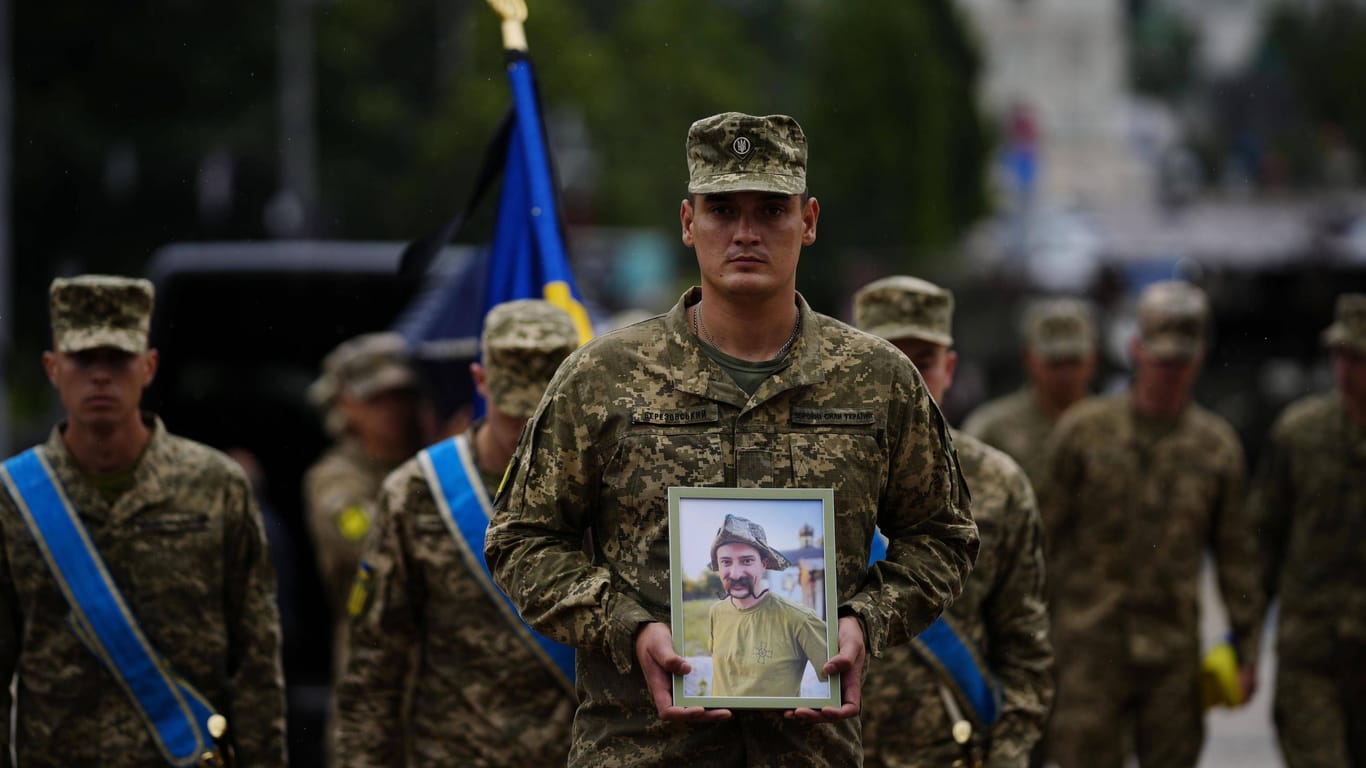Beerdigung eines gefallenen ukrainischen Soldaten in Kiew.