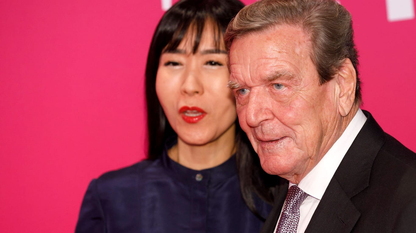Gerhard Schröder: Ein Foto von ihm und seiner Frau Soyeon Schröder-Kim begeistert im Internet die Follower.