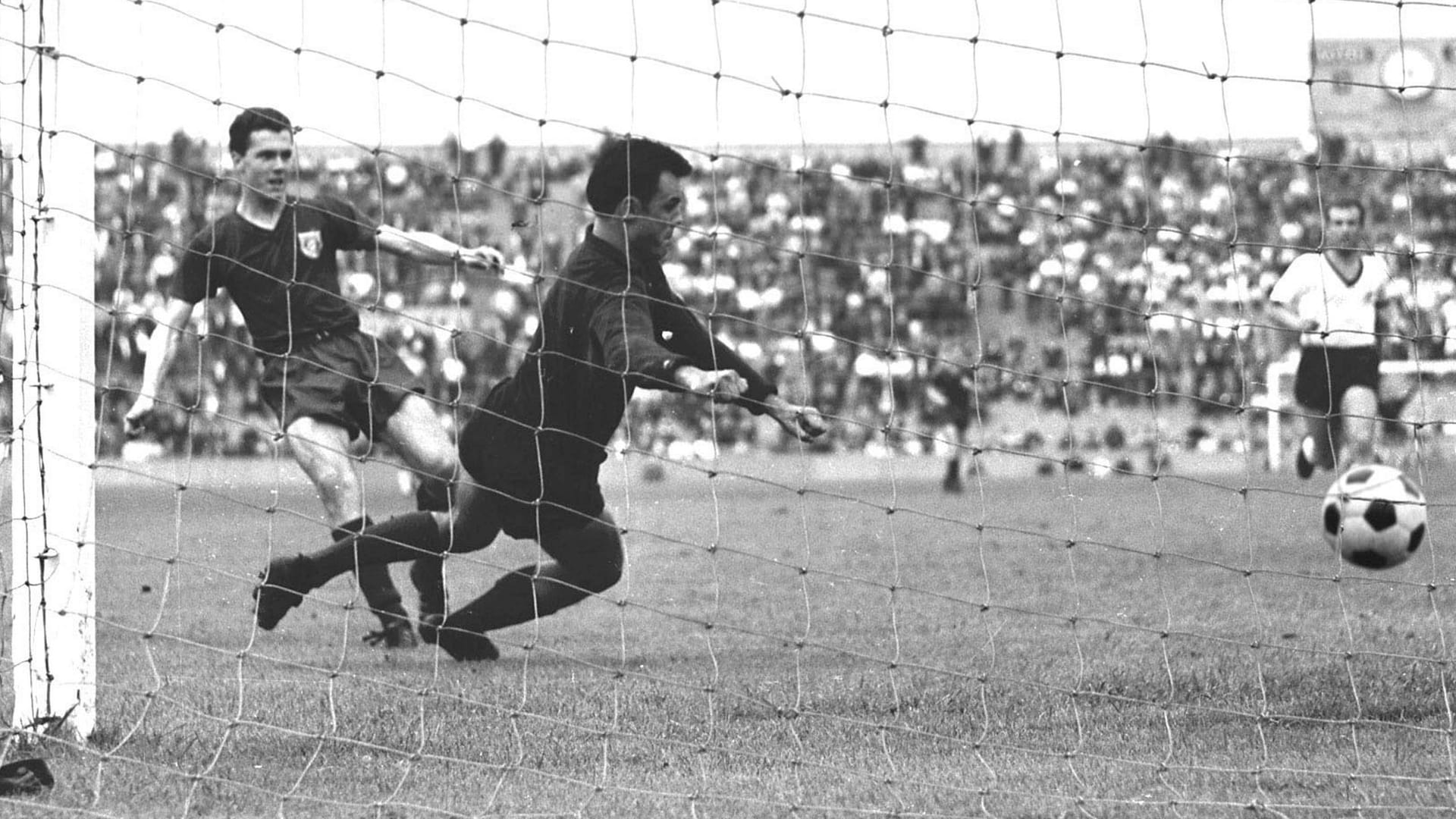 Das erste Profi-Tor: Franz Beckenbauer (li.) trifft gegen den FC St. Pauli.