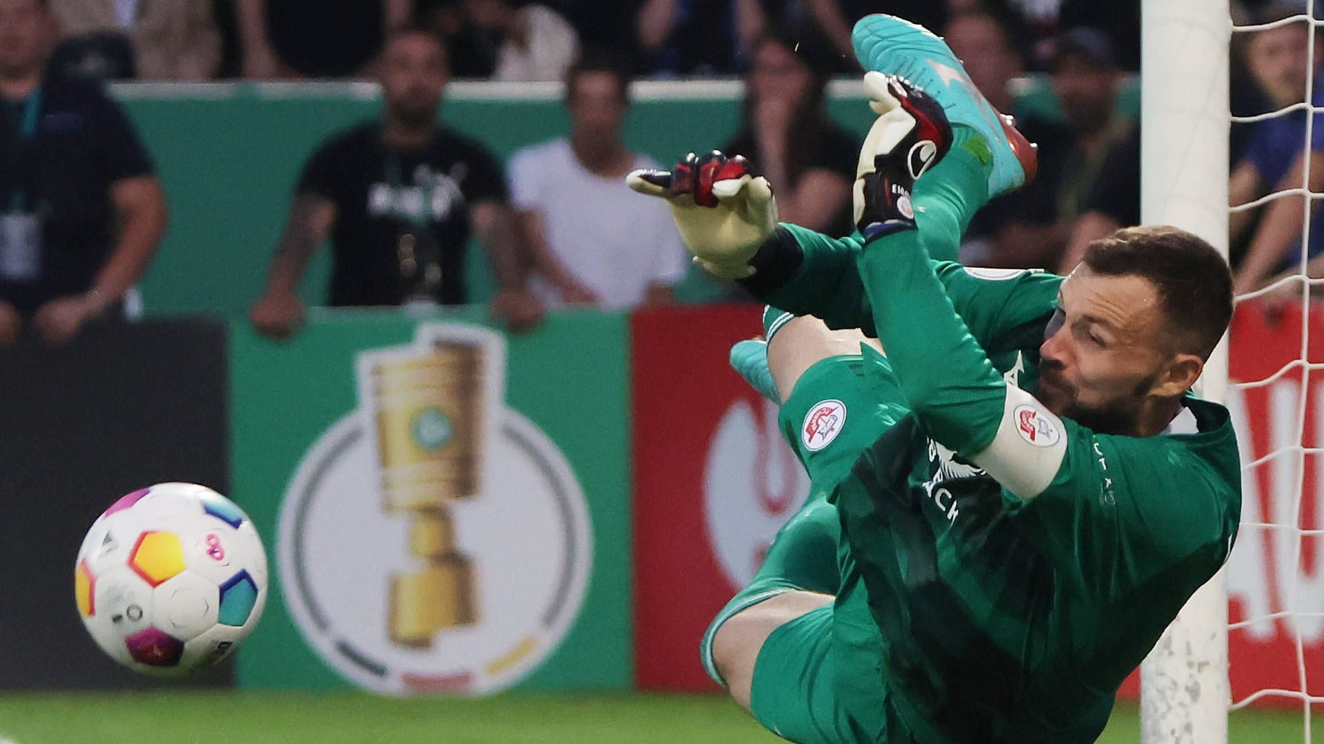 Markus Kolke: Der Rostock-Keeper parierte im Elfmeter alle Versuche der Frankfurter.