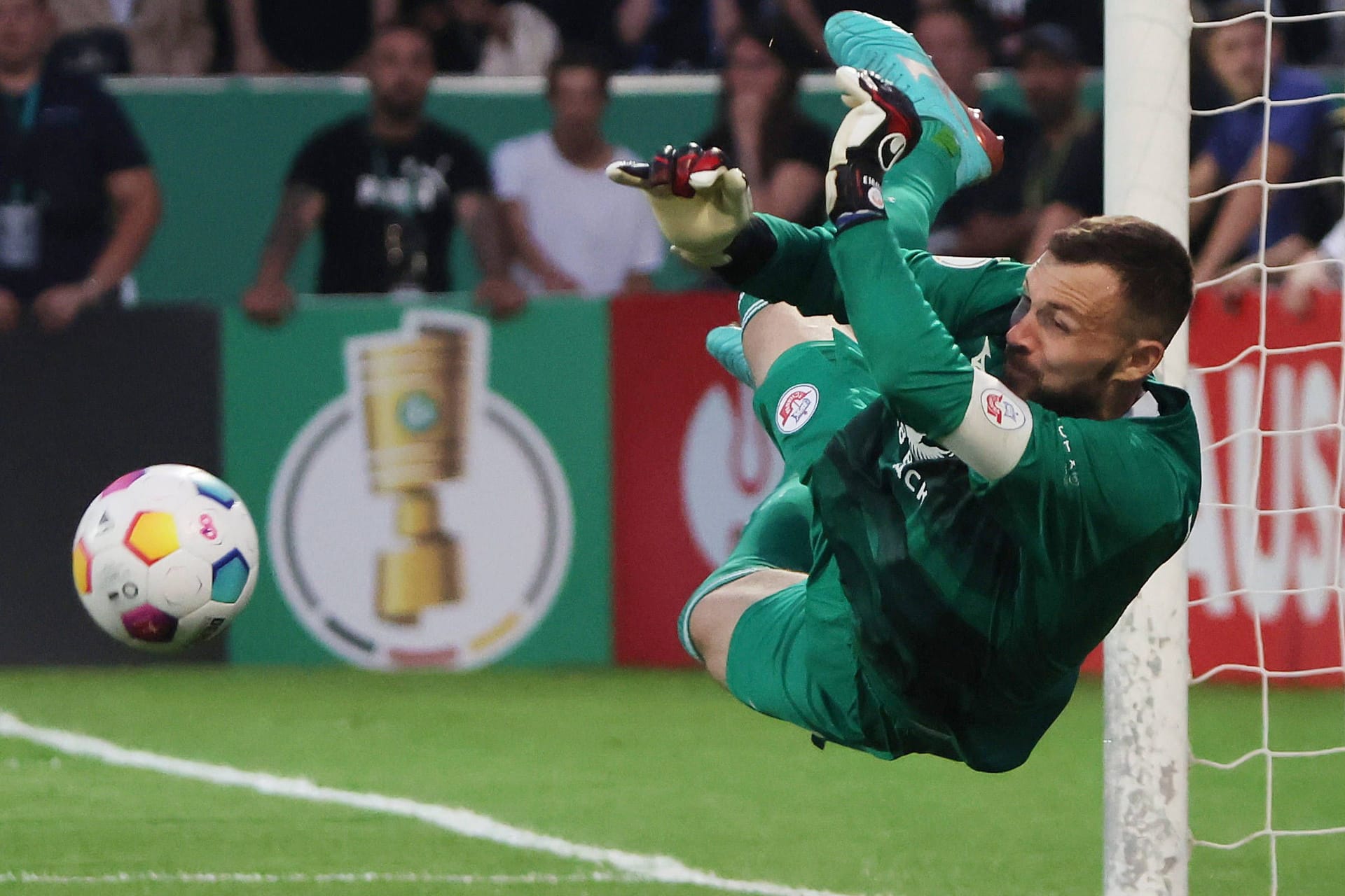 Markus Kolke: Der Rostock-Keeper parierte im Elfmeter alle Versuche der Frankfurter.