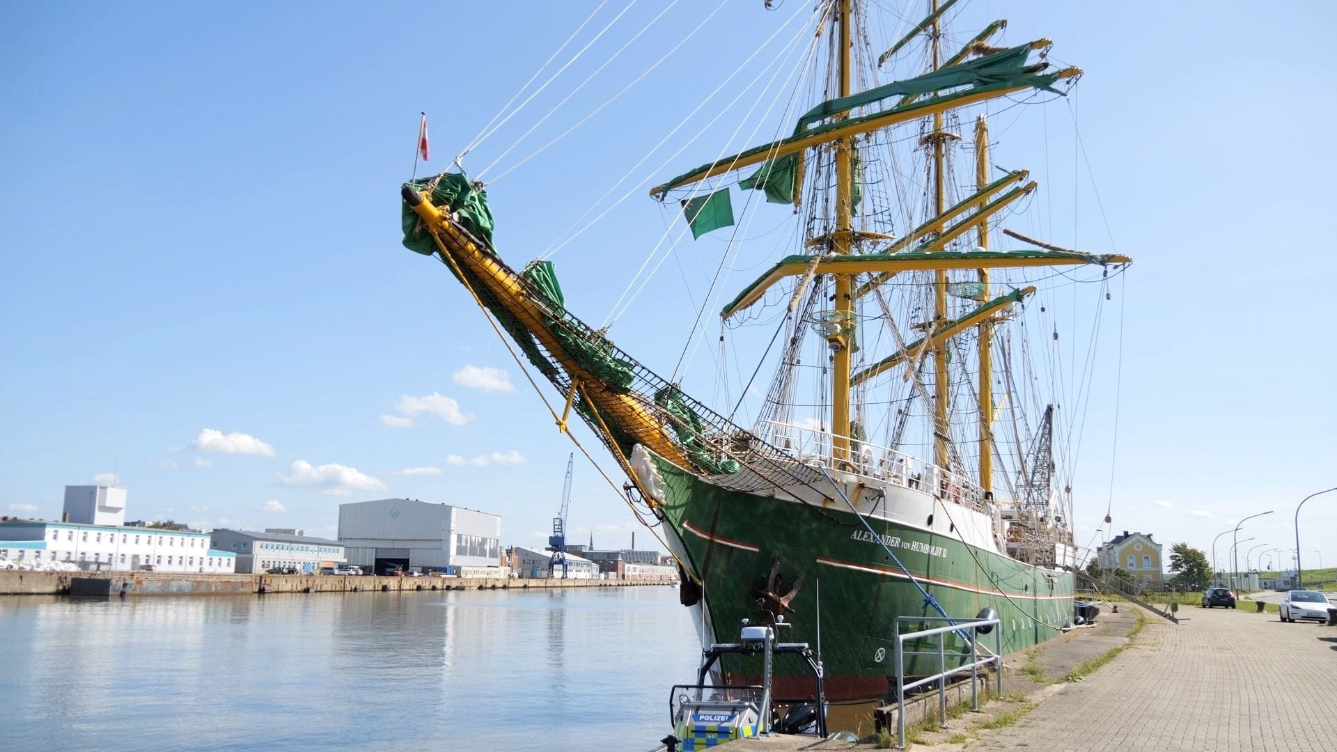 Die beschädigte "Alexander von Humboldt II" liegt nun vor dem alten Kraftwerk .