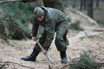 Russische Soldaten heben einen Schützengraben aus (Archivbild): Ein Offizier soll seine Kämpfer massiv bedroht und geschlagen haben.