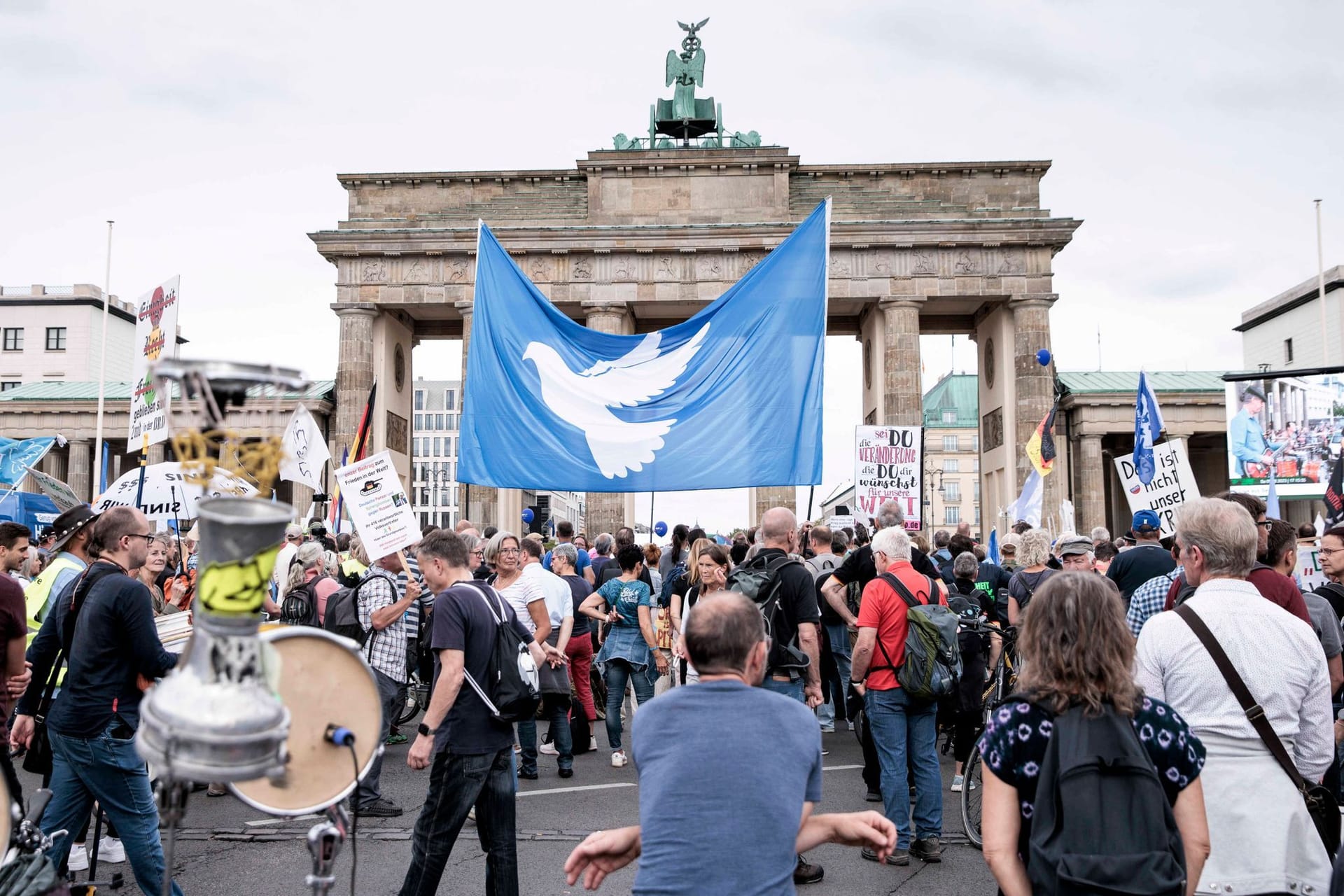 Berlin: Teilnehmer einer Kundgebung der Initiative "Wir sind Viele" demonstrieren vor dem Brandenburger Tor.