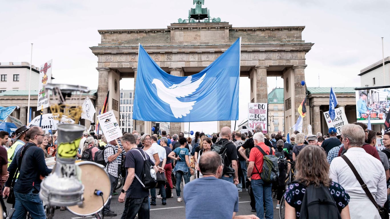 Berlin: Teilnehmer einer Kundgebung der Initiative "Wir sind Viele" demonstrieren vor dem Brandenburger Tor.