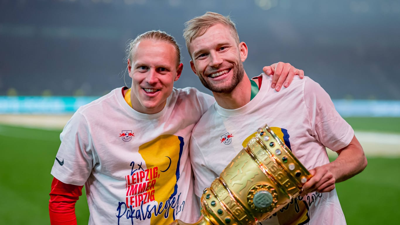 Freunde fürs Leben: Xaver Schlager (l.) und Konrad Laimer mit dem DFB-Pokal.