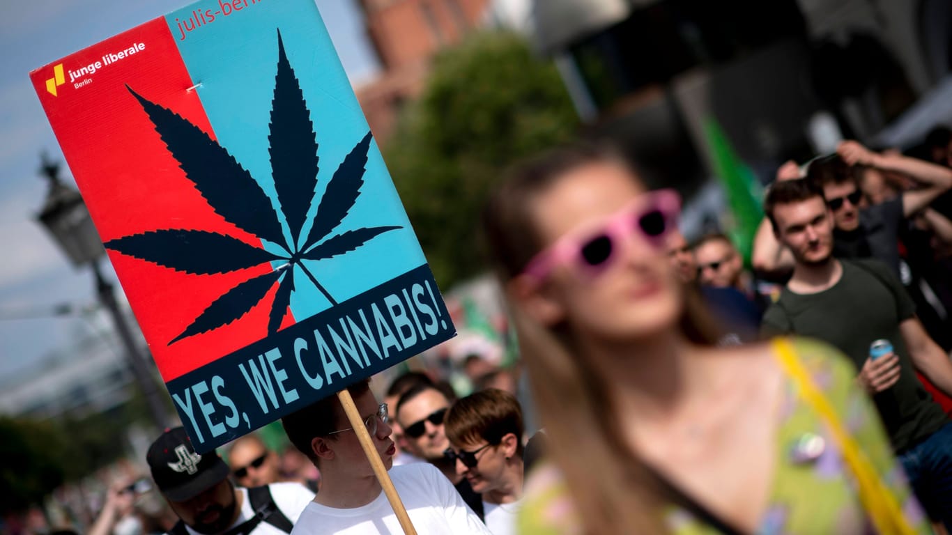 Hanfparade 2022 in Berlin: Demonstranten plädieren für eine rasche Freigabe von Cannabis in Deutschland.